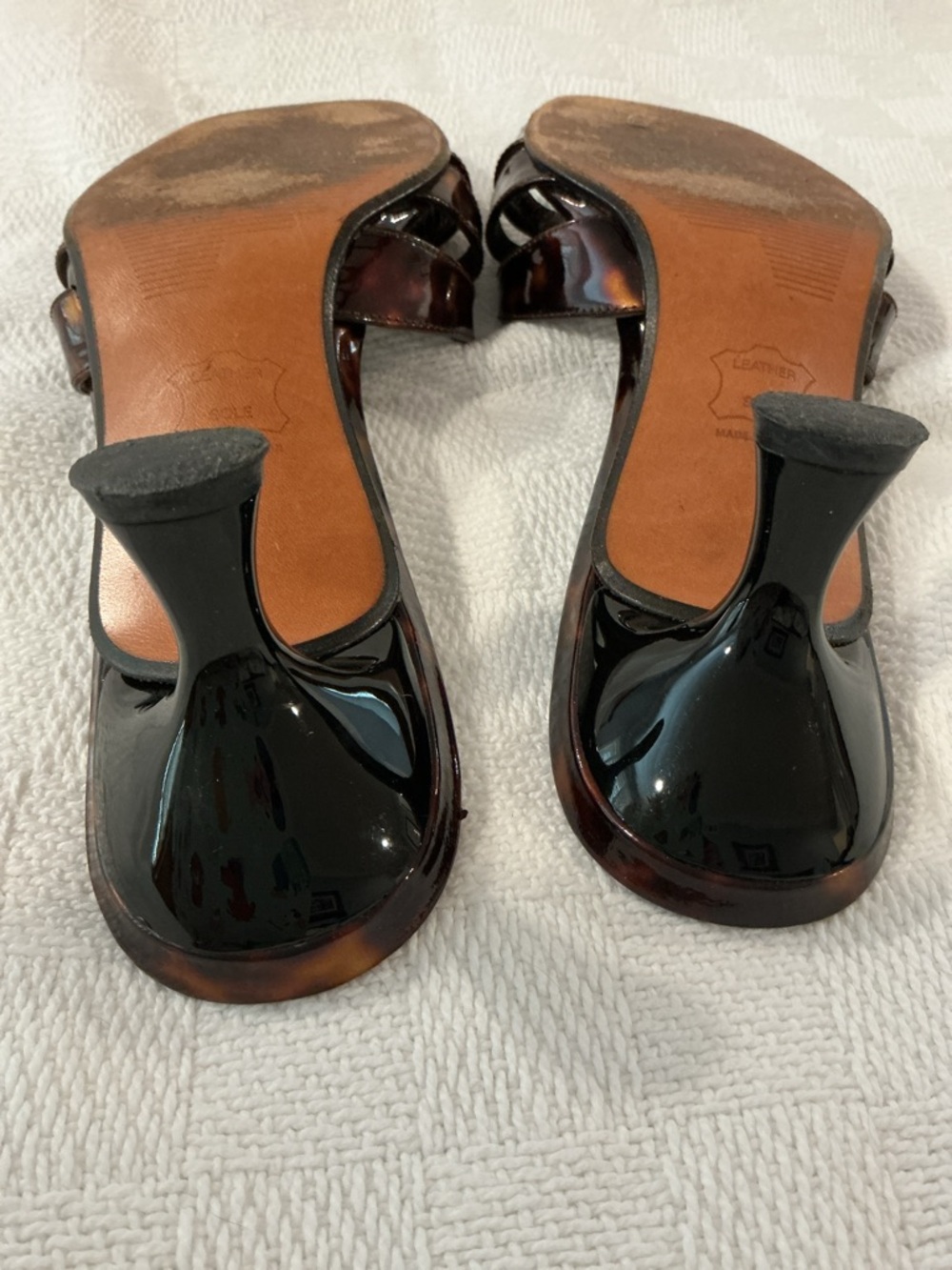 Stuart Weitzman Brown Tortoiseshell Patent Leather Slide Sandals with Bow Accent - Picture 5 of 7